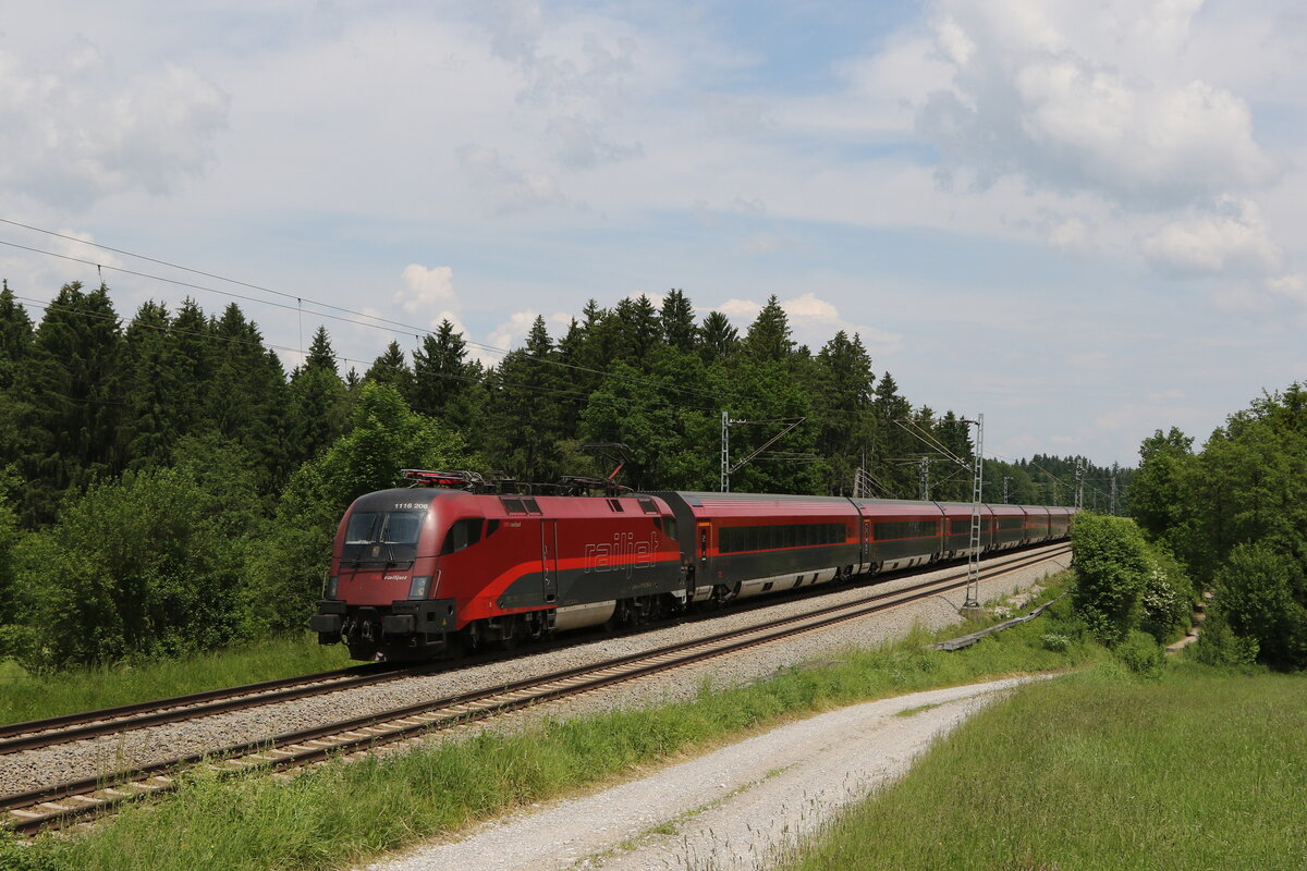 1116 206 folgte kurz danach aus Salzburg. Aufgenommen am 8. Juni 2021 bei Grabensttt im Chiemgau.