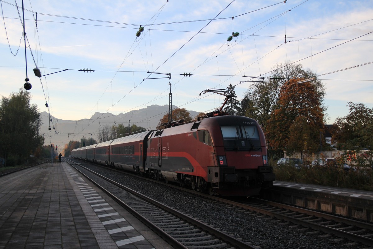 1116 207-2 durchfhrt am 21. Oktober 2013 schiebend den Bahnhof von Prien am Chiemsee.