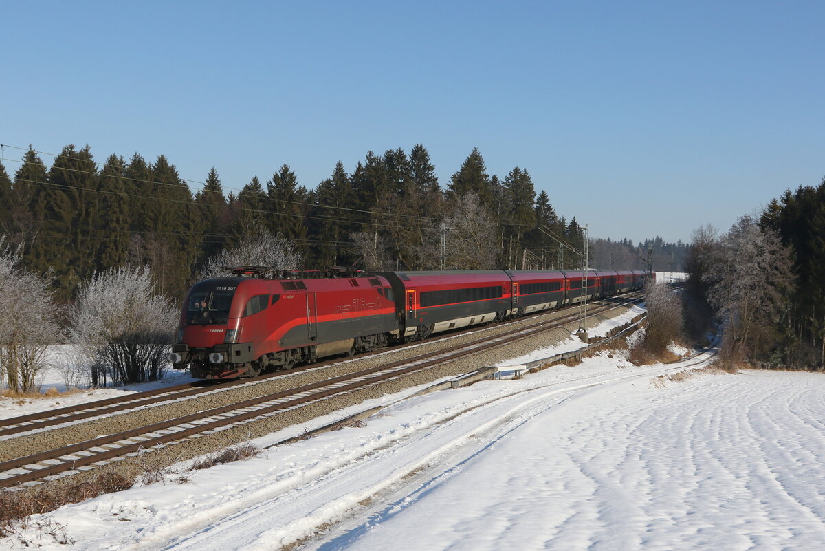 1116 207 mit einem Railjet am 26. Januar 2022 bei Grabensttt.