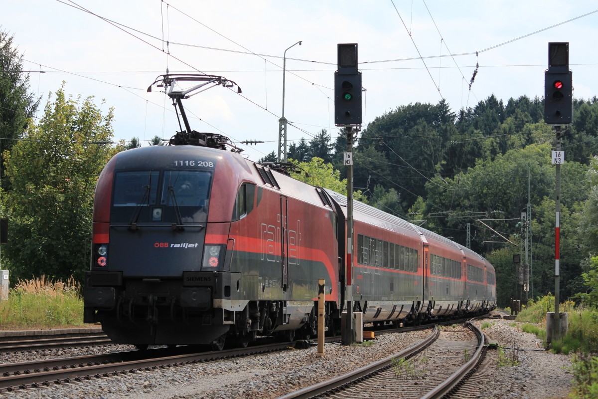 1116 208-0 bei der Ausfahrt aus dem Bahnhof von Assling am 14. August 2013.