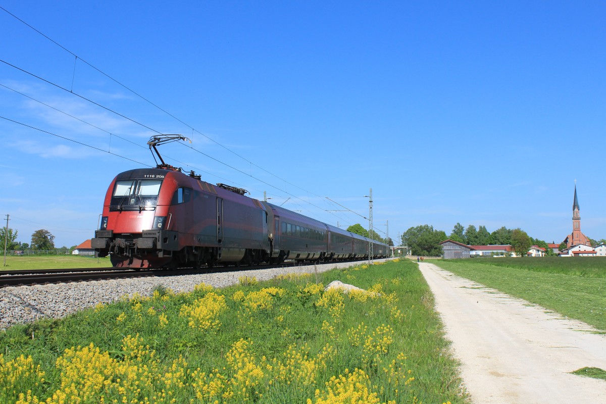 1116 208-0 schiebend auf dem Weg nach Salzburg am 14. Mai 2013 bei bersee.