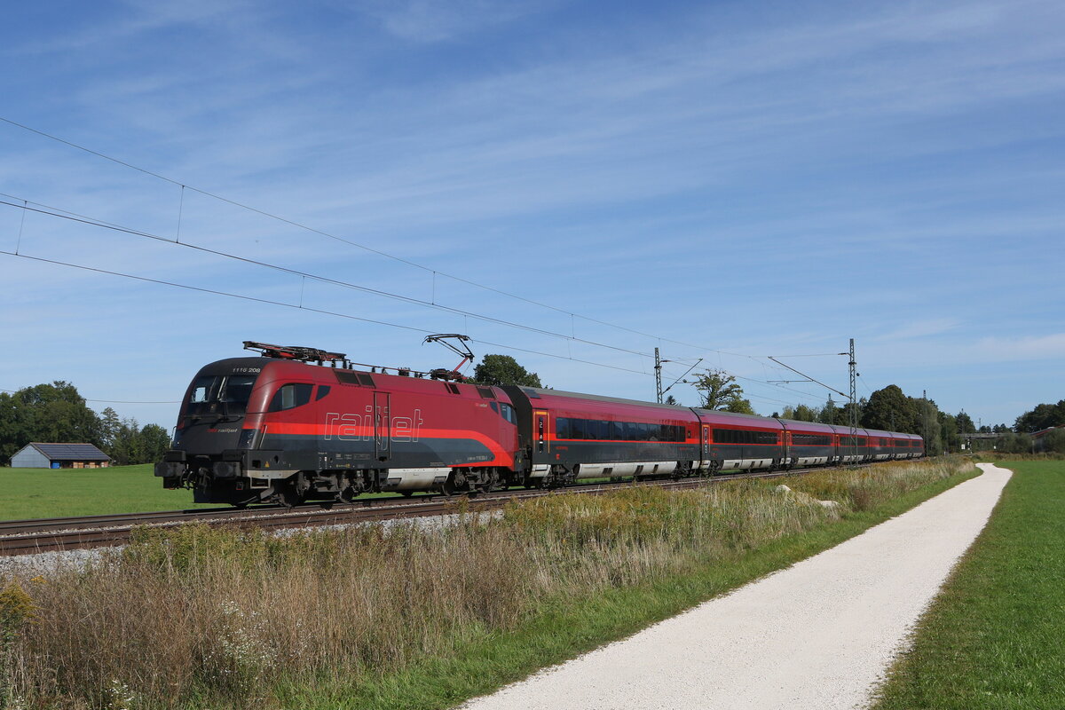 1116 208 aus Salzburg kommend am 3. Oktober 2021 bei bersee am Chiemsee.