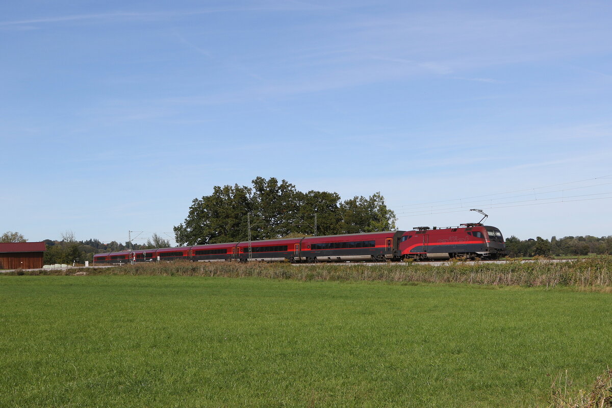 1116 208 mit einer verdrehten Railjet-Garnitur am 1. Oktober 2021 bei Bernau am Chiemsee. 2021 