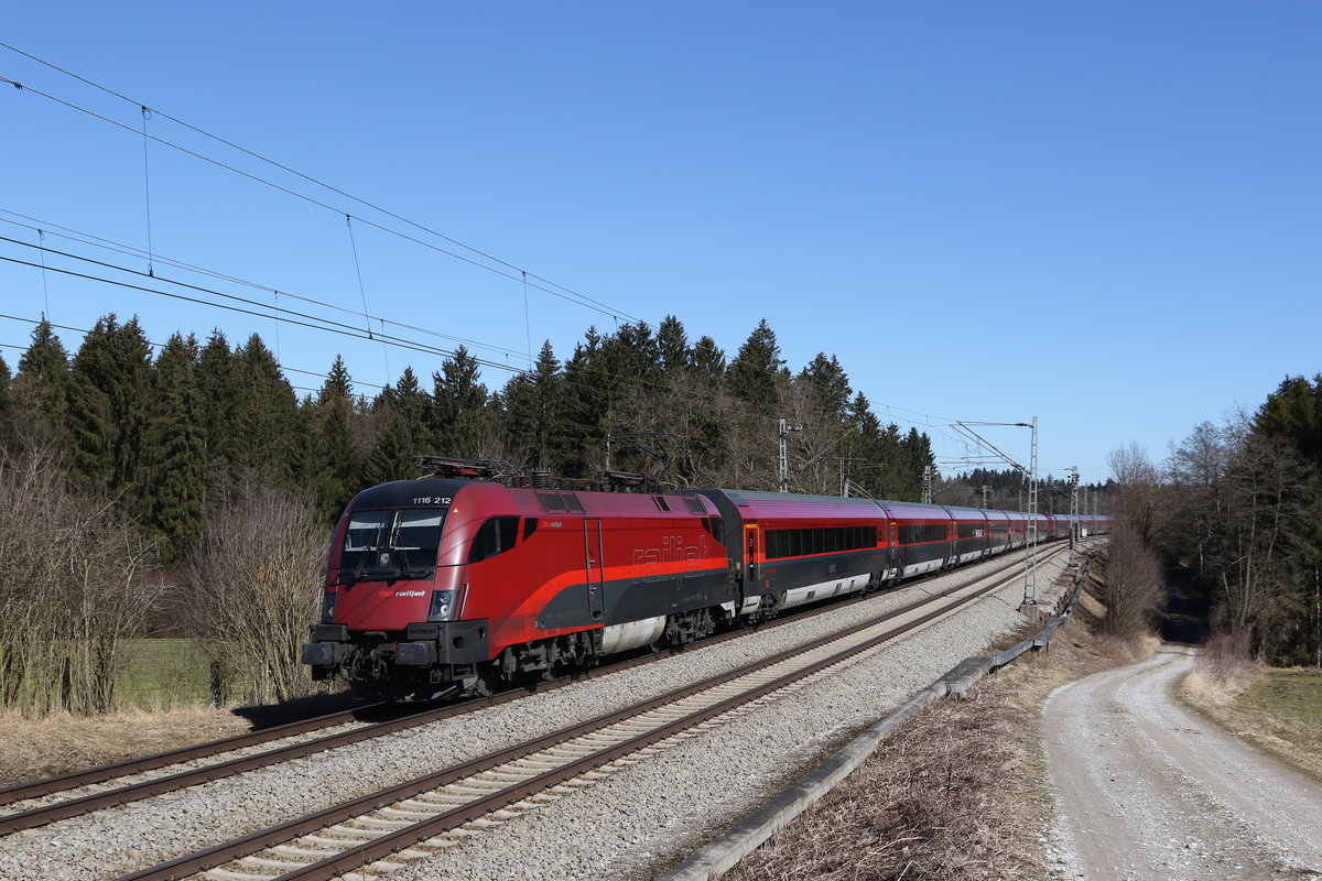 1116 212 mit einem Railjet aus Mnchen kommend am 1. Mrz 2021 bei Grabensttt im Chiemgau.