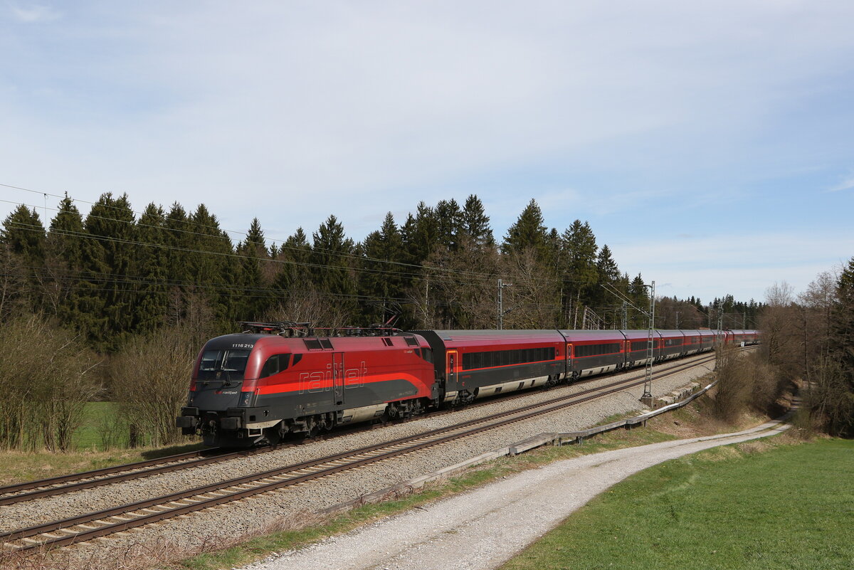 1116 213 aus Salzburg kommend am 7. April 2022 bei Grabensttt im Chiemgau.