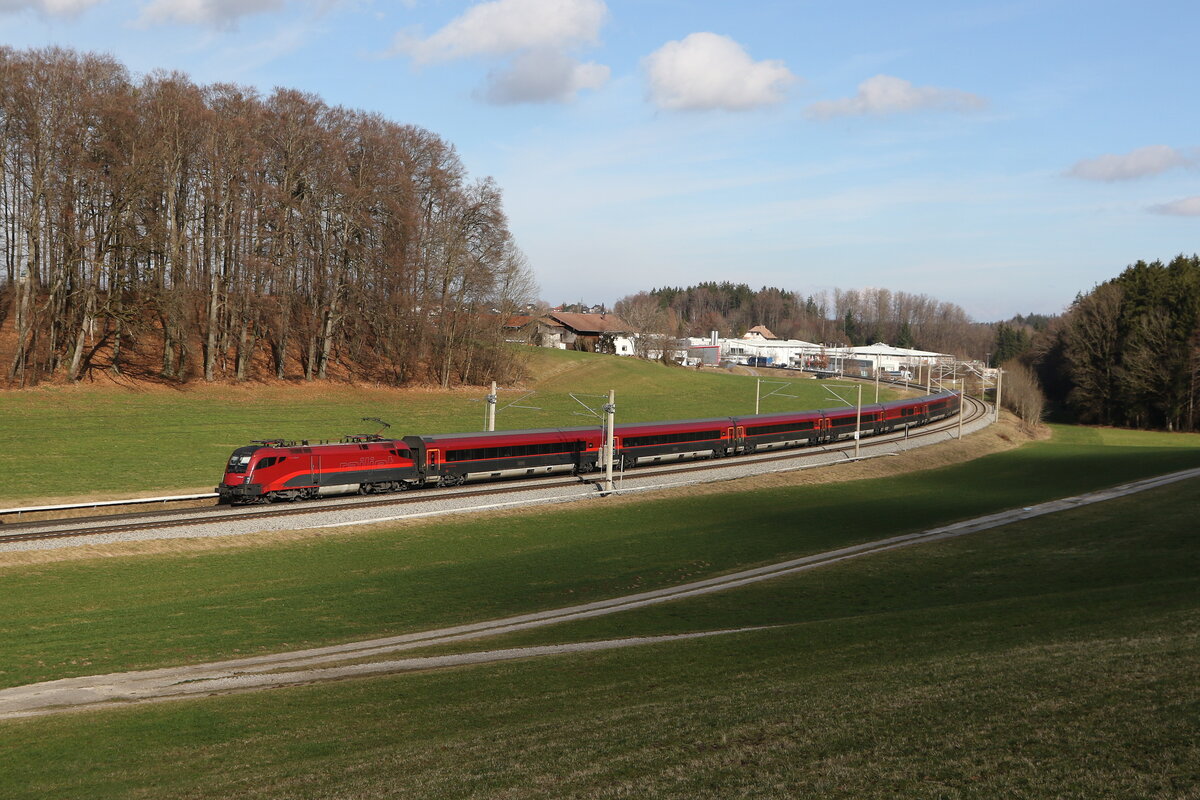 1116 213 aus Salzburg kommend am 18. Februar 2024 bei Axdorf.