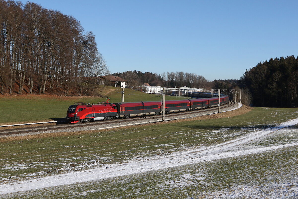 1116 213 aus Salzburg kommend am 19. Januar 2025 bei Axdorf im Chiemgau.