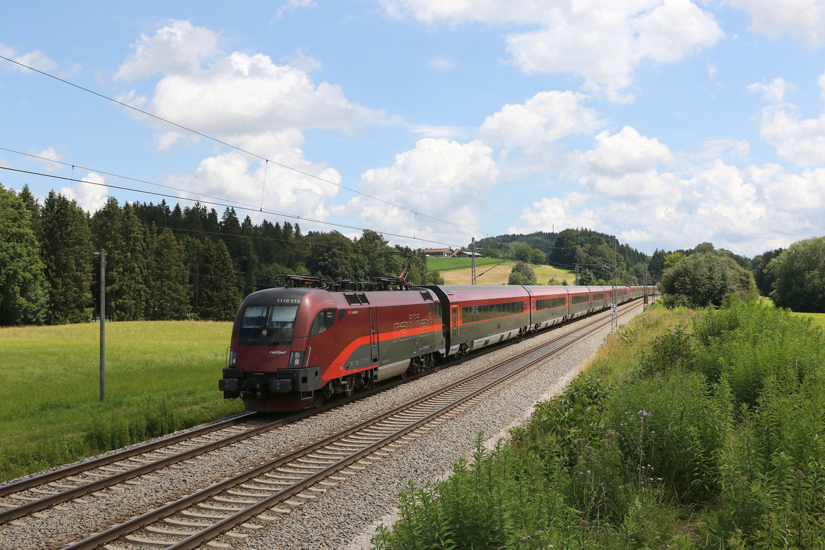 1116 215 aus Salzburg kommend am 12. Juli 2020 bei Grabensttt im Chiemgau.