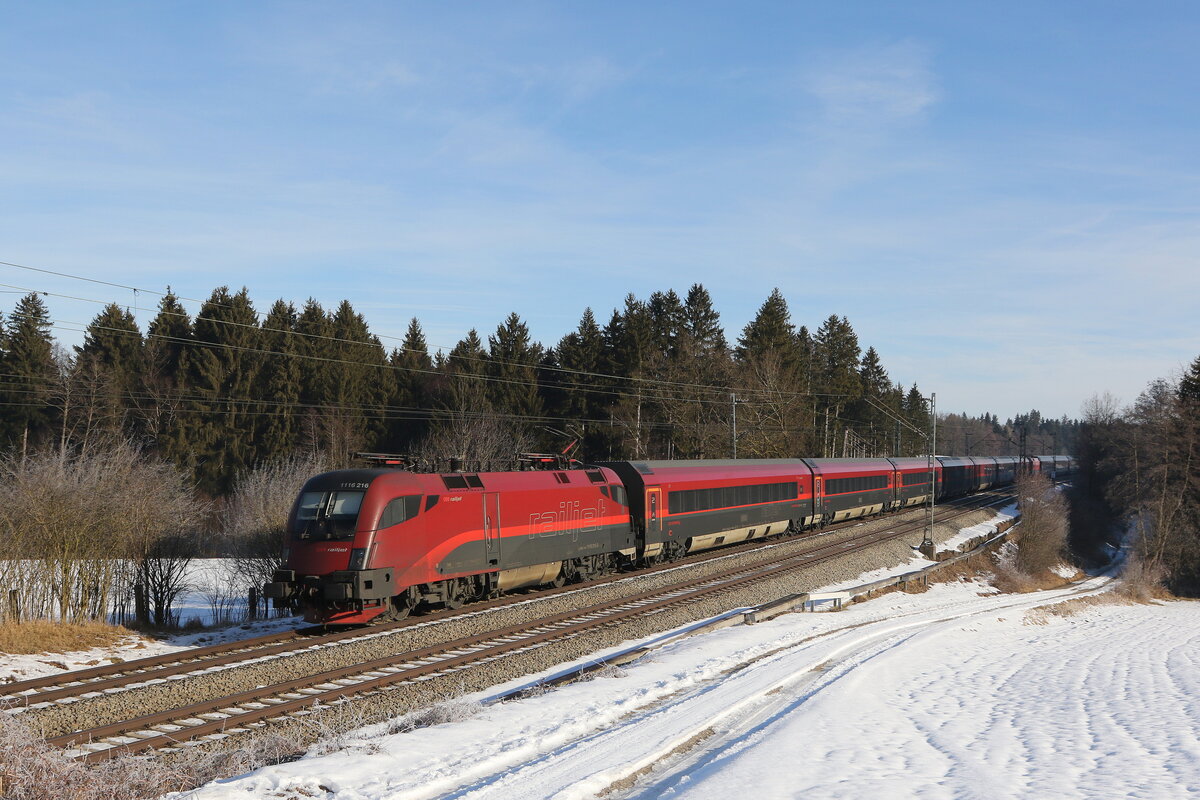 1116 216 aus Salzburg kommend am 27. Januar 2022 bei Grabensttt im Chiemgau.