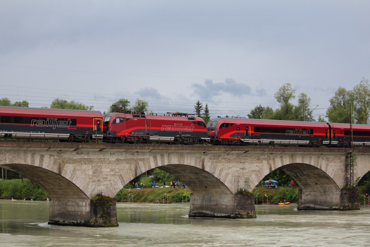 1116 217-9 auf der Innbrcke in Rosenheim am 14. Juli 2012.