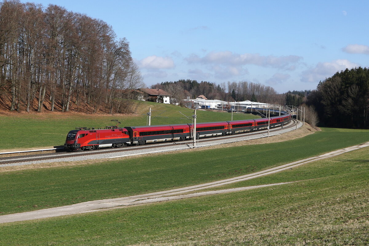 1116 217 aus Salzburg kommend am 18. Februar 2024 bei Axdorf im Chiemgau.