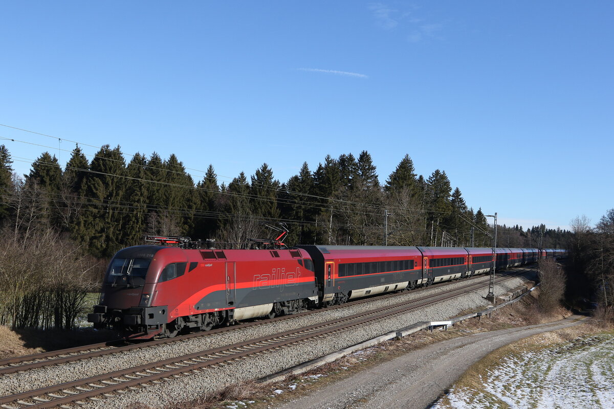 1116 218 aus Salzburg kommend am 9. Februar 2022 bei Grabensttt im Chiemgau.