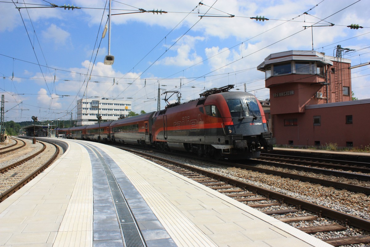 1116 219-7 bei der Ausfahrt aus dem Bahnhof von Traunstein am 10. August 2013.