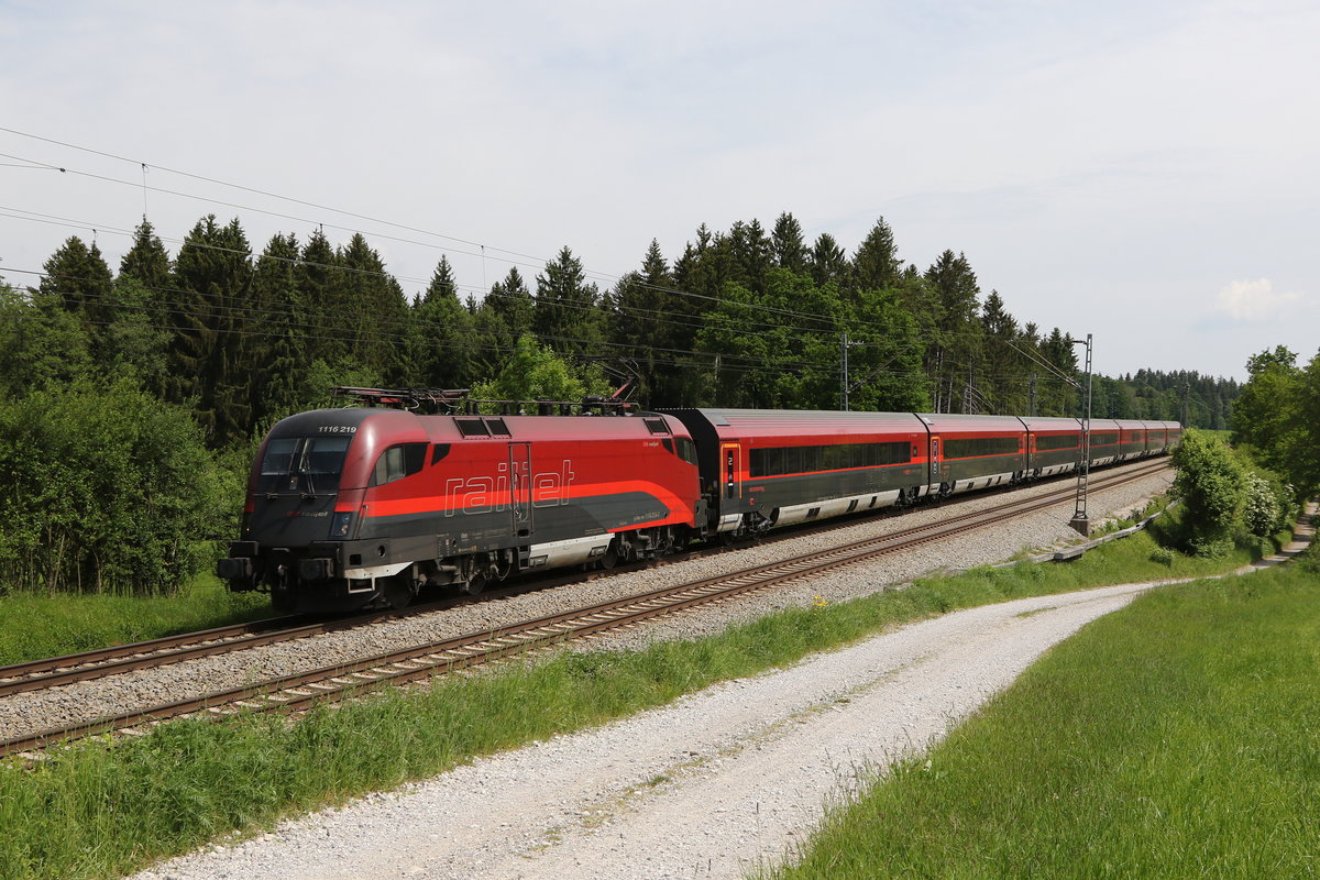 1116 219 mit einem Railjet am 22. Mai 2020 bei Grabensttt.