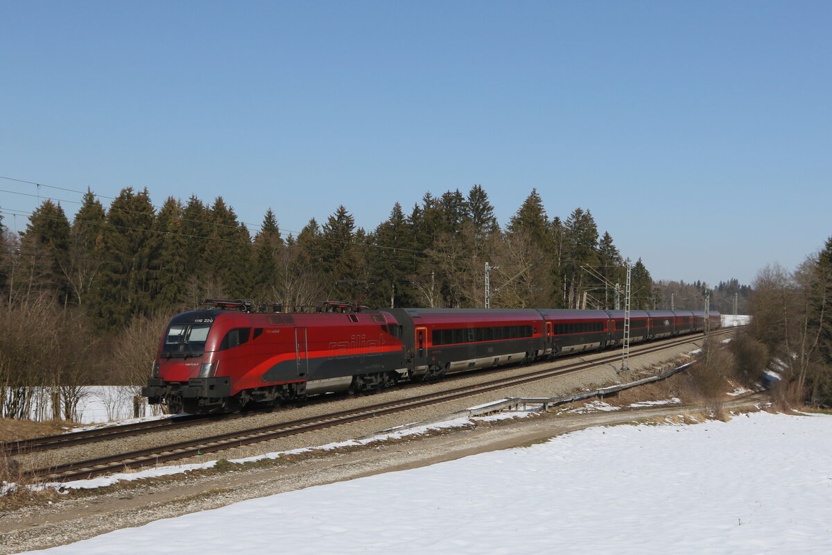 1116 220 aus Salzburg kommend am 2. Mrz 2023 bei Sossau im Chiemgau.