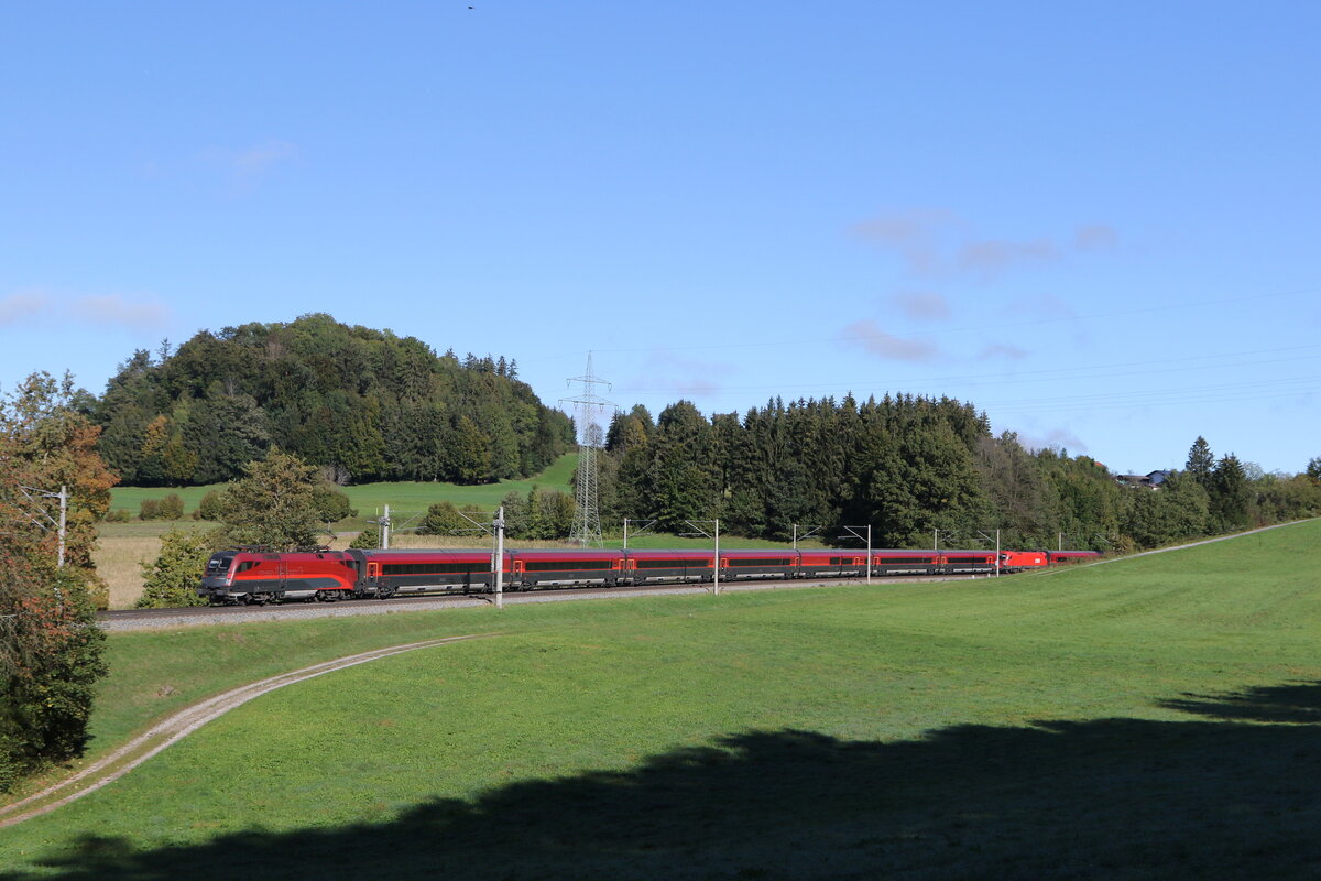 1116 220 aus Salzburg kommend am 6. Oktober 2024 bei Axdorf.