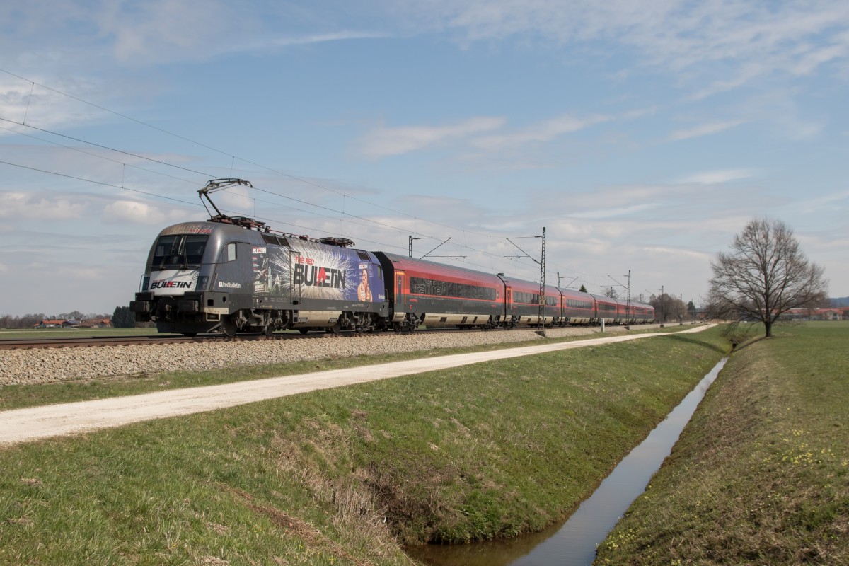 1116 222-1  Red Bulletin Taurus  schiebend an einem Railjet am 8. April 2015 bei bersee.