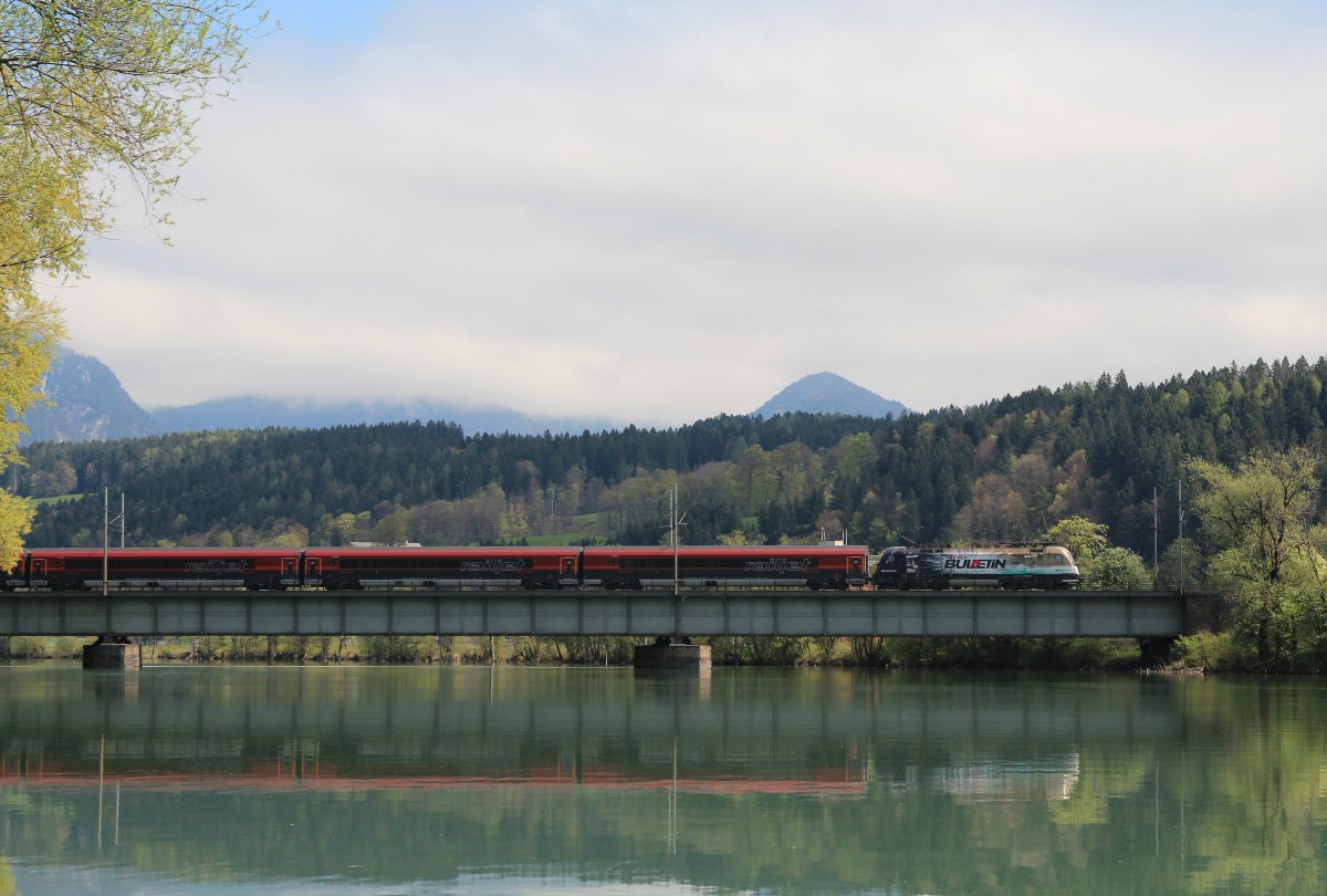 1116 222 mit einem Railjet auf dem Weg nach Innsbruck. Aufgenommen am 14. April 2014 auf der Innbrücke bei Langkampfen.