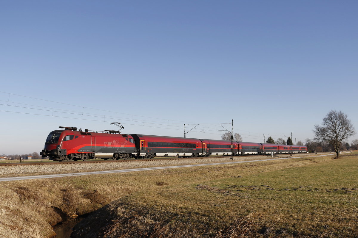 1116 222 mit einem  Railjet  aus Salzburg kommend am 2. Januar 2017 bei bersee am Chiemsee.