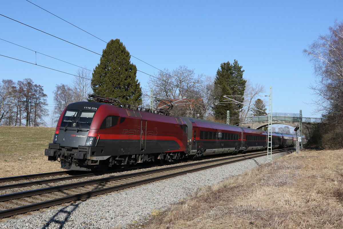 1116 224 aus Salzburg kommend am 8. Mrz 2022 bei bersee am Chiemsee.