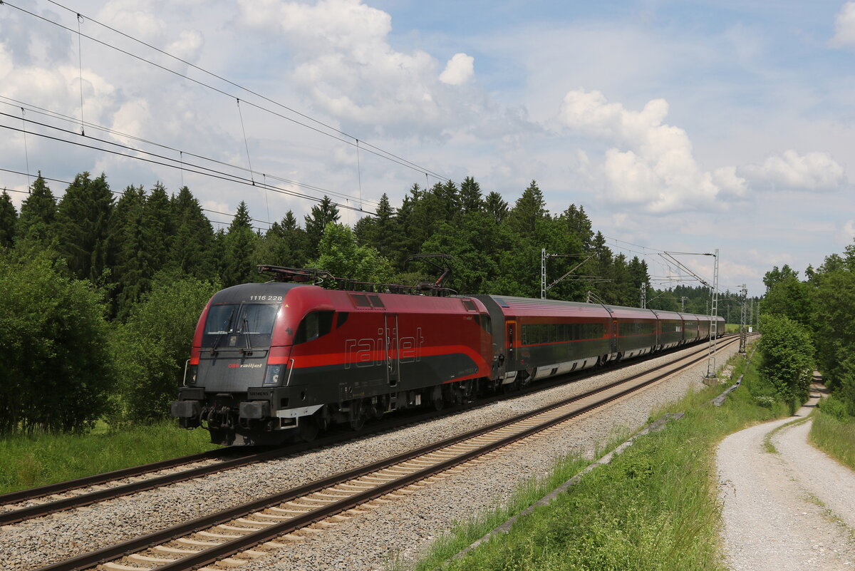 1116 228 auf dem Weg nach Mnchen am 8. Juni 2021 bei Grabensttt im Chiemgau.