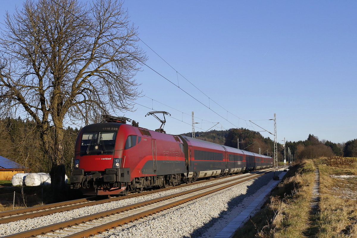 1116 228 aus Salzburg kommend am 29. Dezember 2016 bei Grabensttt am Chiemsee.