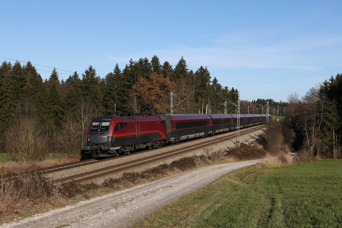 1116 228 aus Salzburg kommend am 24. November 2020 bei Grabensttt im Chiemgau.