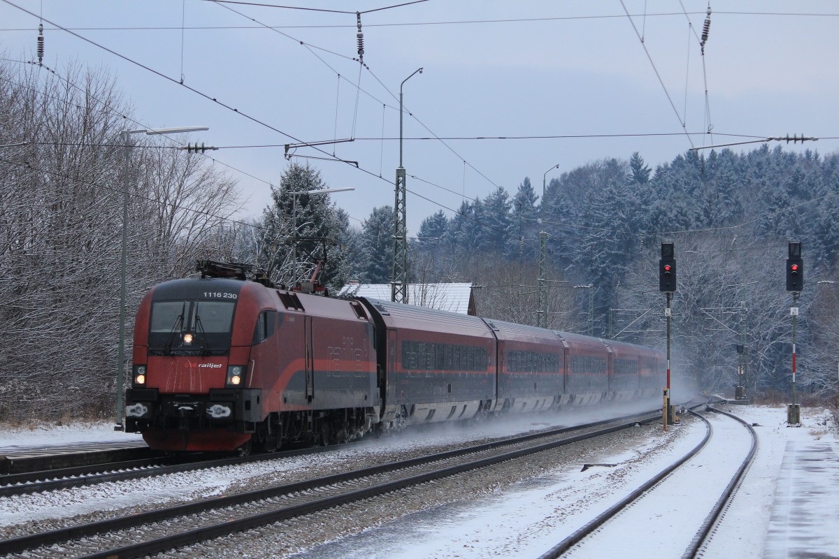 1116 230-2 bei der Einfahrt in den Bahnhof von Assling am 12. Januar 2013.