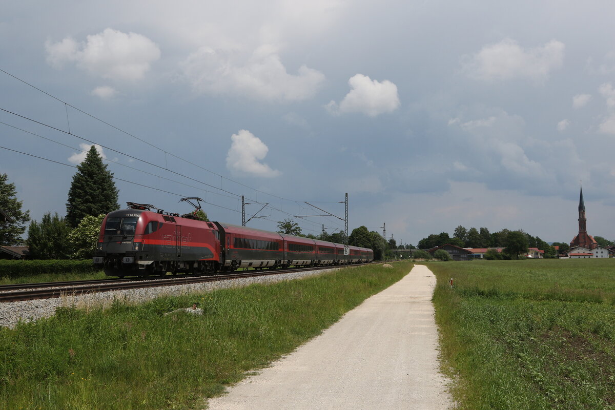 1116 230 aus Salzburg kommend am 10. Juni 2021 bei bersee am Chiemsee.