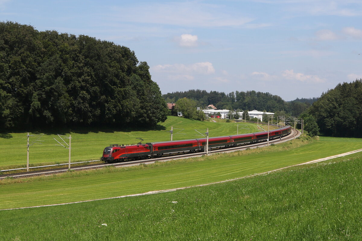 1116 233 aus Salzburg kommend am 9. Juli 2024 bei Axdorf.