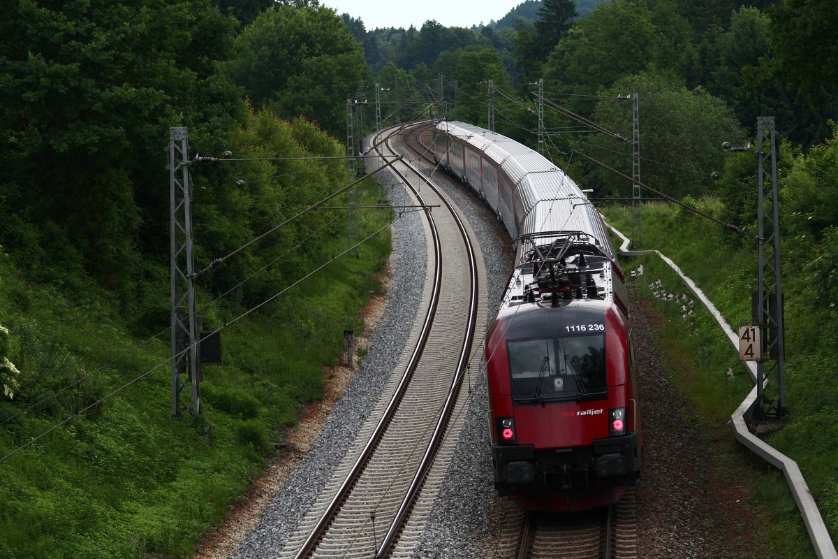 1116 236-1 war am 3. Juni 2012 bei Sossau in Richtung Salzburg unterwegs.