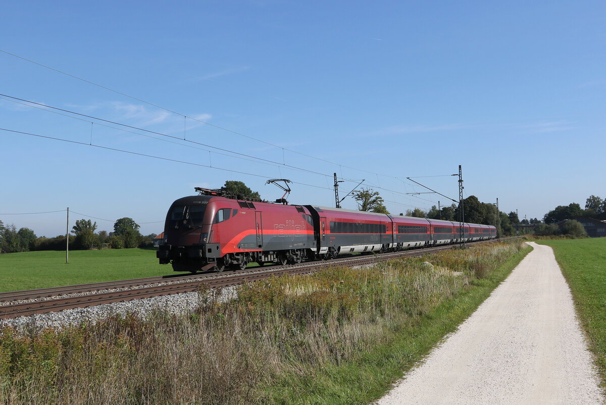 1116 237 aus Salzburg kommend am 11. Oktober 2021 bei bersee am Chiemsee.