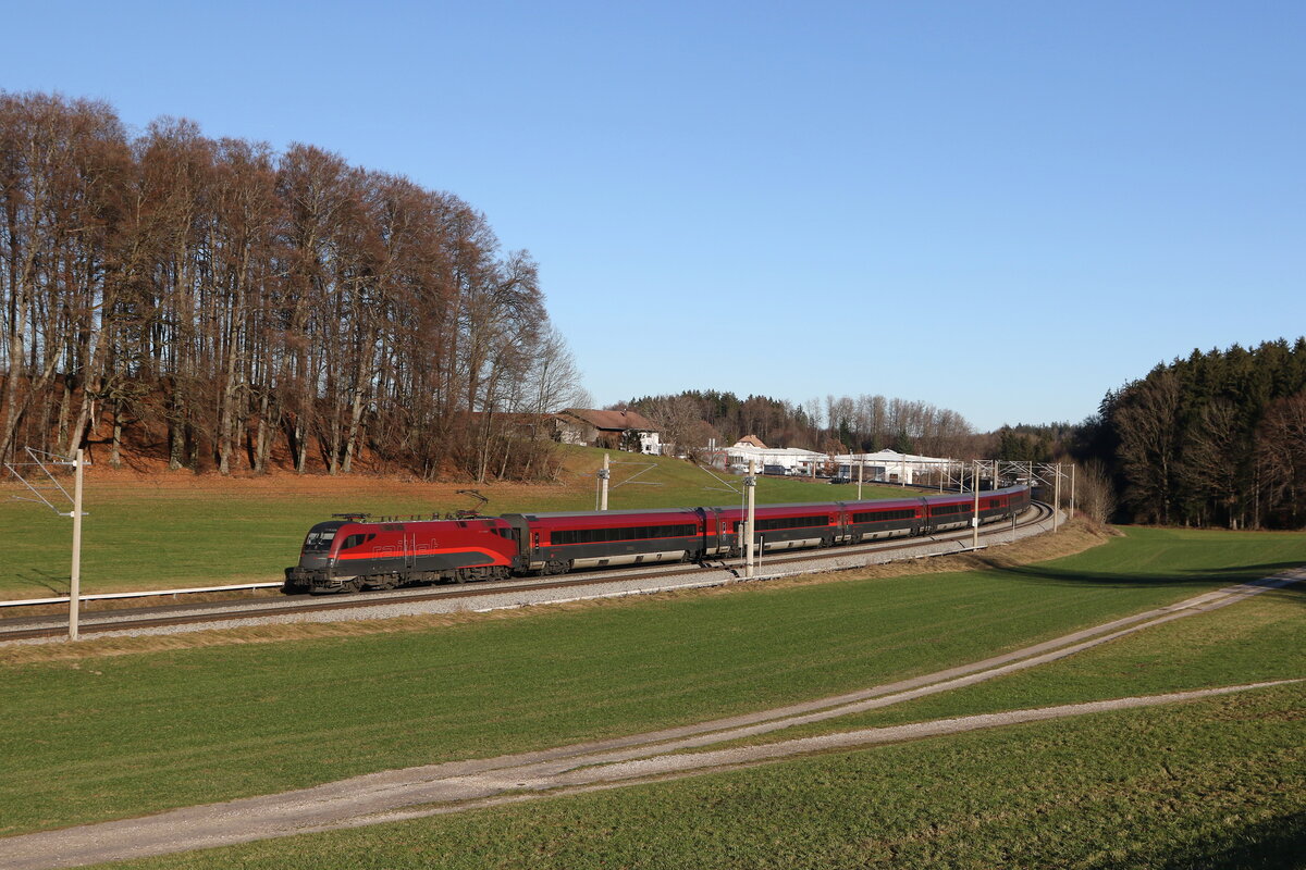 1116 238 aus Salzburg kommend am 18. Dezember 2023 bei Axdorf im Chiemgau.