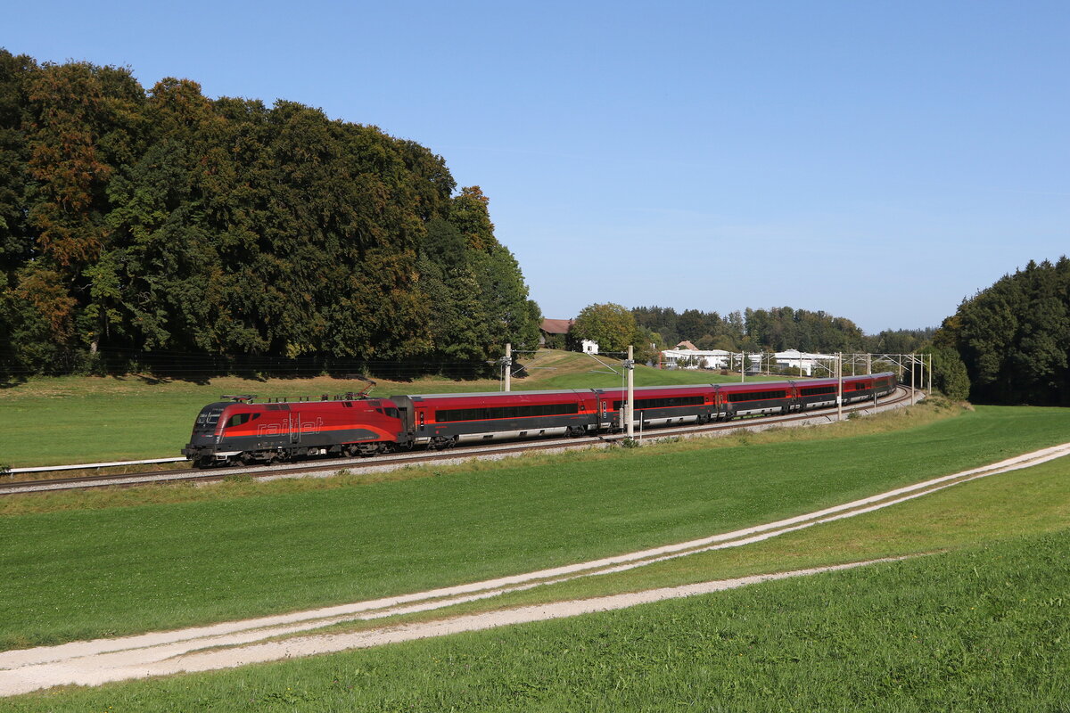 1116 239 mit einem  Railjet  aus Salzburg kommend am 11. Oktober 2023 bei Axdorf.