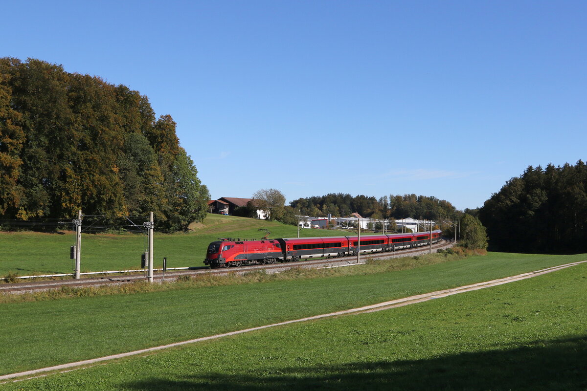 1116 242 aus Salzburg kommend am 9. Oktober 2024 bei Axdorf.