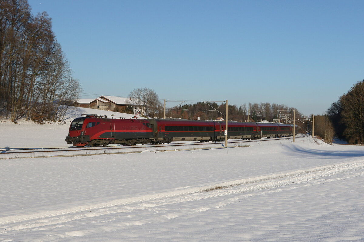 1116 242 war am 7. Dezember 2023 bei Axdorf in Richtung Rosenheim unterwegs.