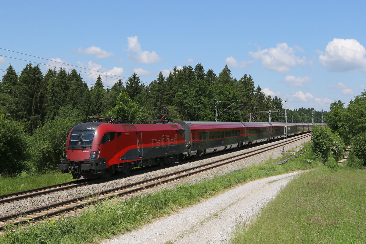 1116 245 aus Salzburg kommend am 11. Juni 2021 bei Grabensttt.