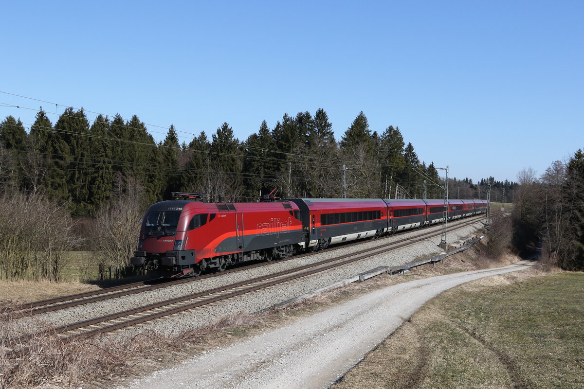 1116 246 aus Salzburg kommend am 3. Mrz 20222 bei Grabensttt im Chiemgau.