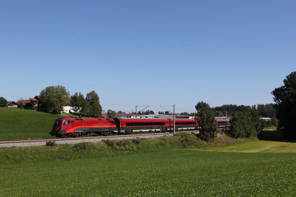 1116 246 aus Salzburg kommend am 6. September 2023 bei Axdorf im Chiemgau.