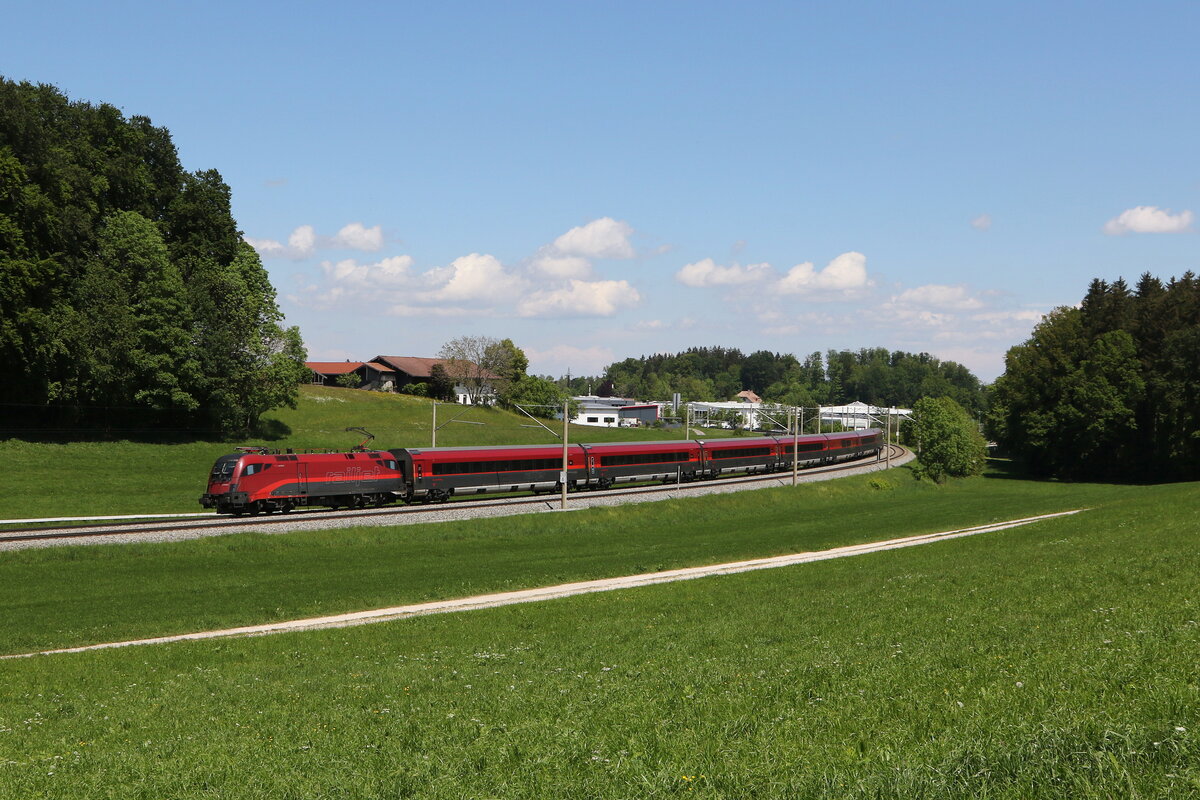 1116 250 aus Salzburg kommend am 12. Mai 2024 bei Axdorf.