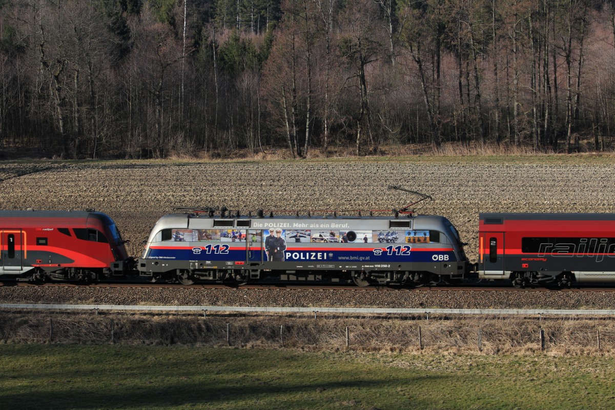 1116 250 der  Polizei-Taurus  war am 28. Februar 2014 mit einem Railjet bei Übersee unterwegs.