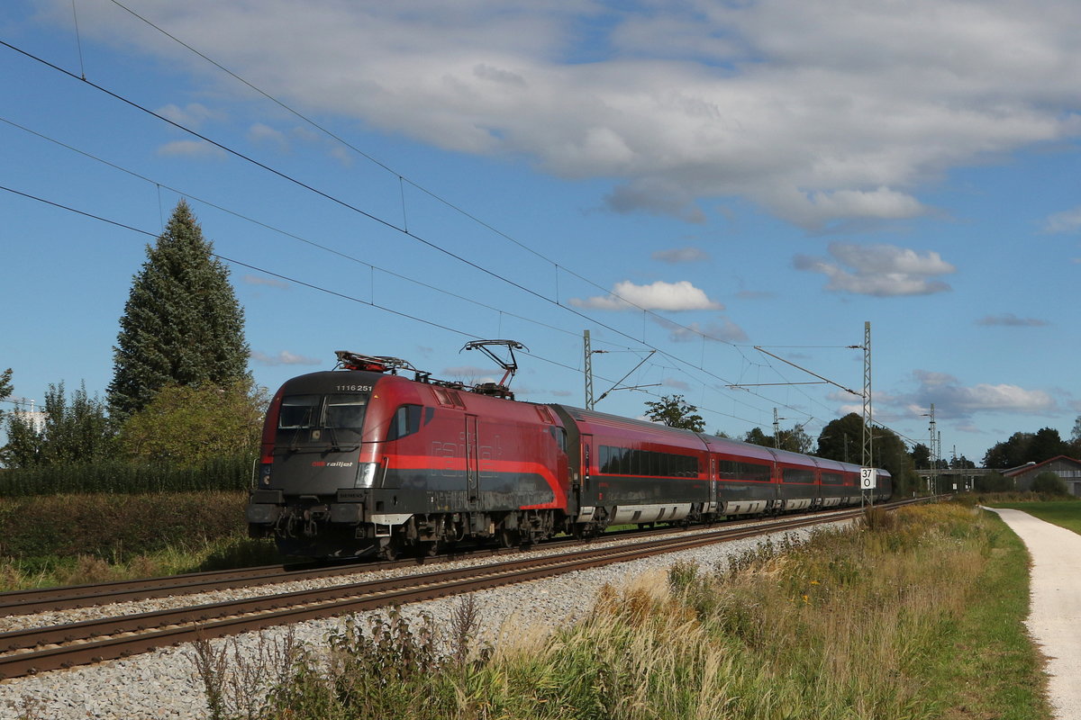 1116 251 aus Salzburg kommend am 4. Oktober 2020 bei bersee am Chiemsee.