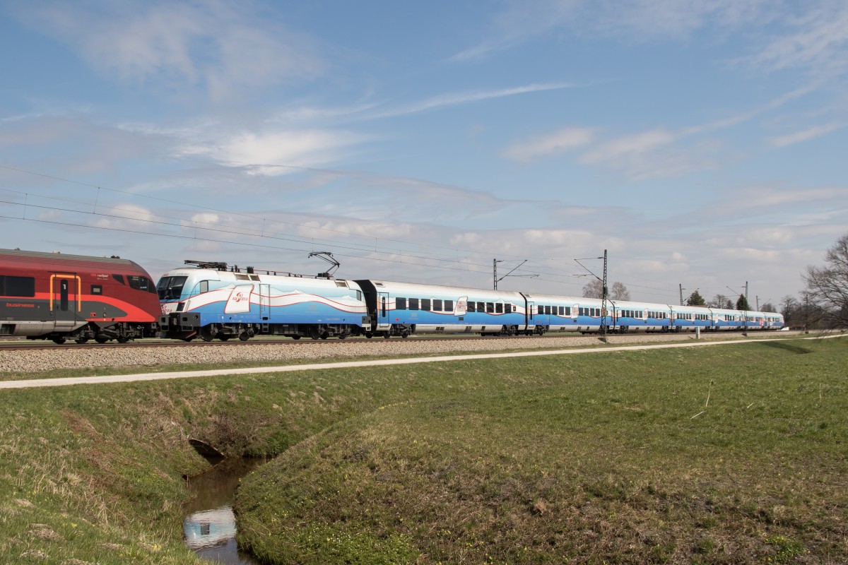 1116 251 mit dem  Ski Austria -Railjet am 8. April 2015 bei bersee am Chiemsee.