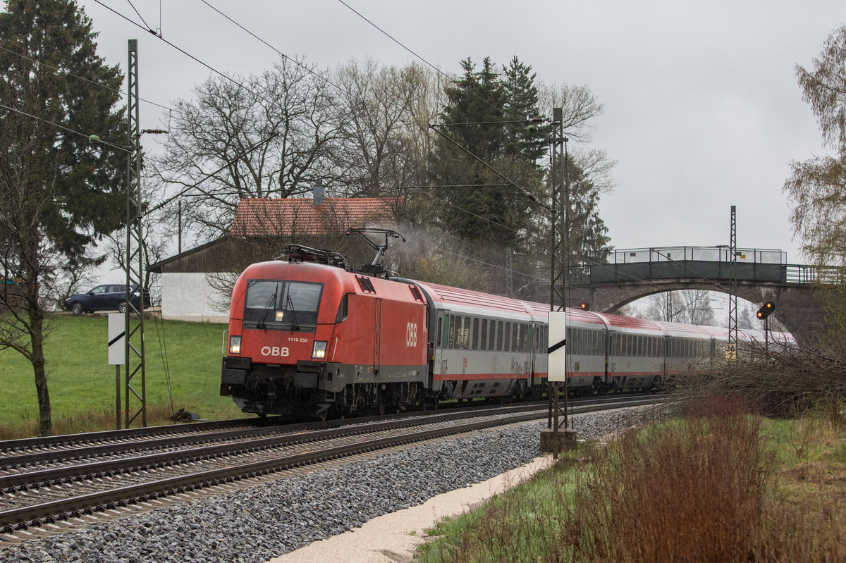 1116 252 aus Salzburg kommend am 8. April 2016 bei bersee am Chiemsee.