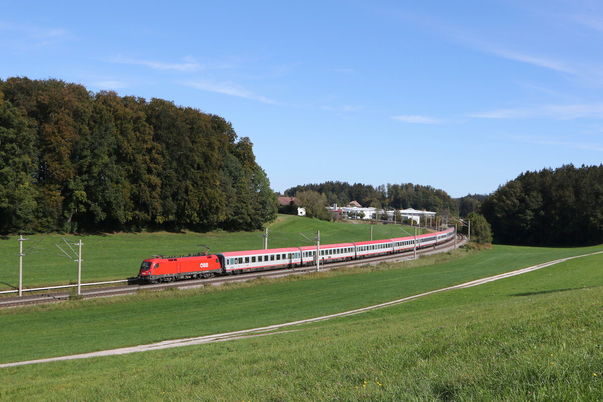 1116 252 war mit einem  EC  am 7. Oktober 2024 bei Axdorf auf dem Weg nach Mnchen.