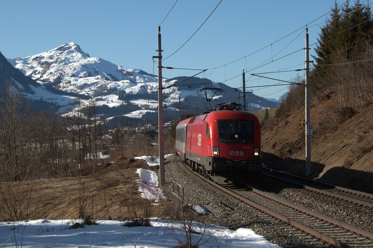 1116 253 mit dem  Transrapid  aus Wrgl kommend am 5. Februar 2025 bei Pfafffenschwend.