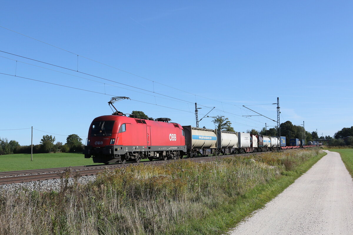 1116 262 mit einem  KLV  aus Salzburg kommend am 15. Oktober 2021 bei bersee am Chiemsee.