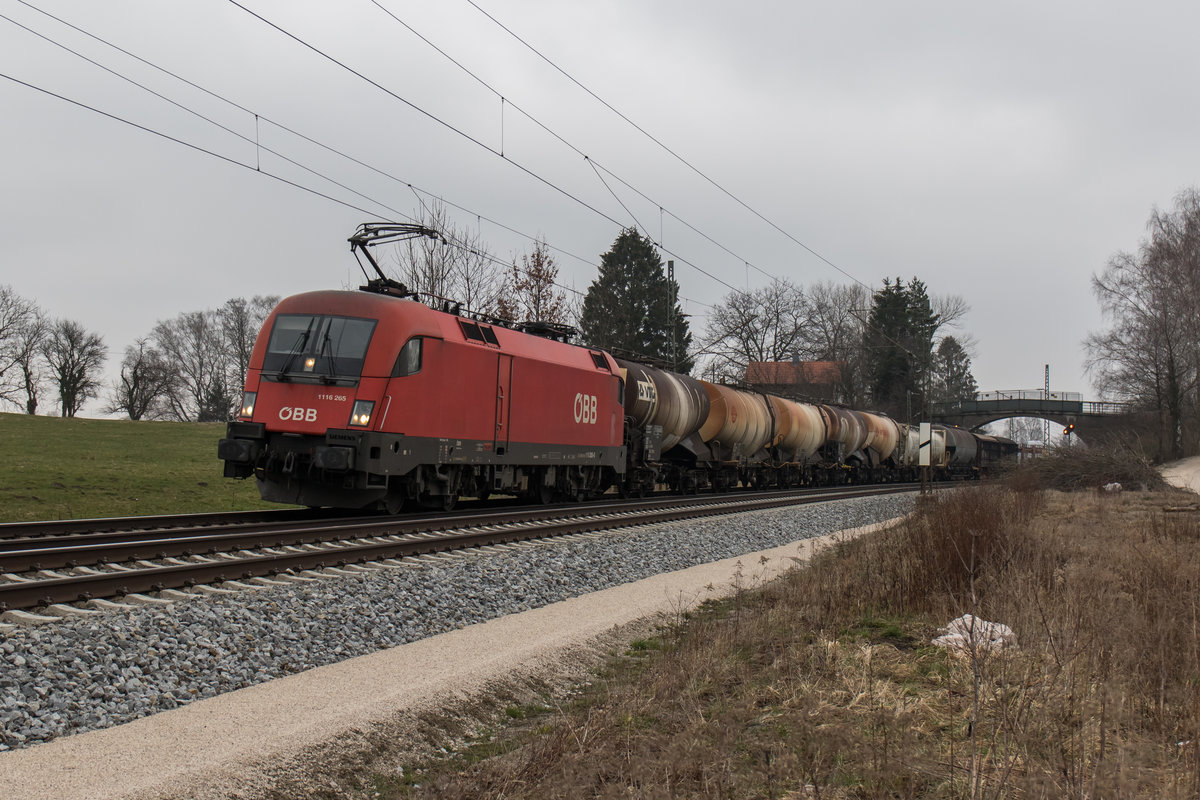 1116 265-0 mit einem gemischten Gterzug am 12. Mrz 2016 bei bersee am Chiemsee.