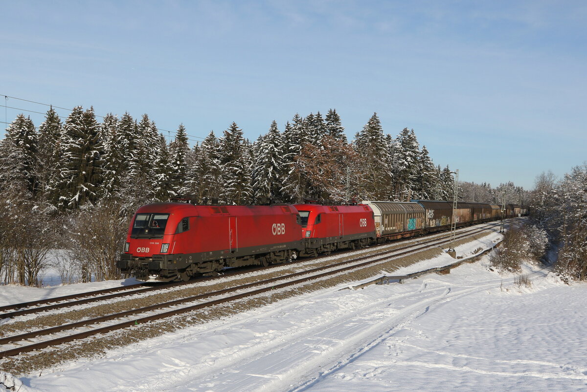 1116 266 und 1116 104 aus Salzburg kommend am 13. Dezember 2022 bei Grabensttt im Chiemgau.