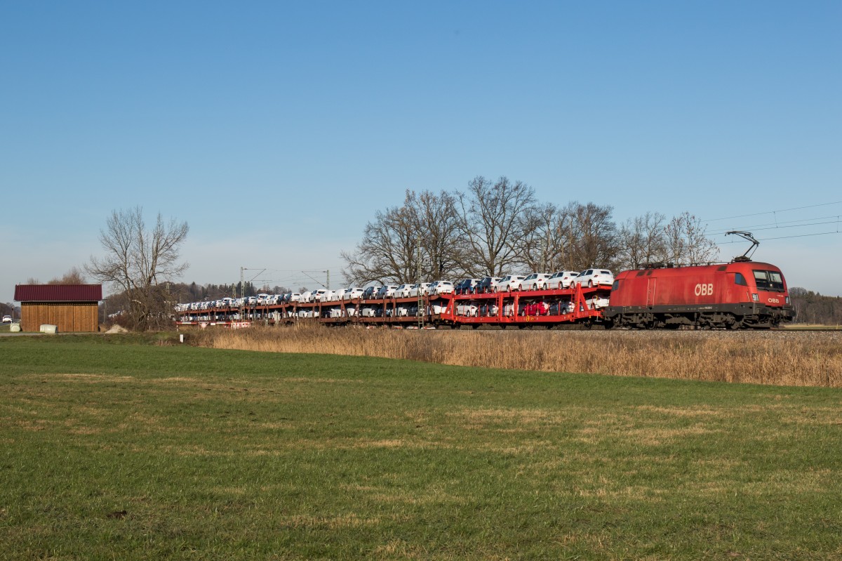 1116 269-2 mit einem Autozug aus Mnchen kommend am 5. Dezember 2015 bei Weisham.